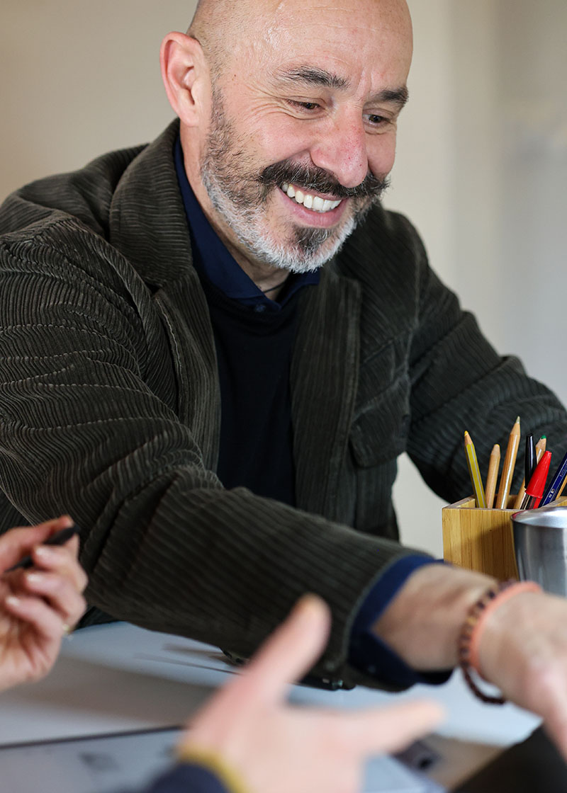 Fabio Civitarese project manager coordina team durante sessione organizzazione operativa